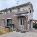施工後の写真　明るいベージュの木目調の外壁