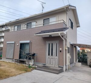 施工後の写真　明るいベージュの木目調の外壁