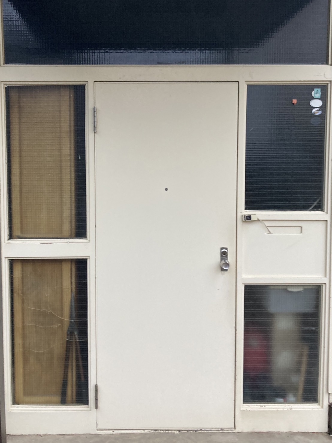 交換工事前の越谷市神明町の白い窓付き玄関ドアの画像