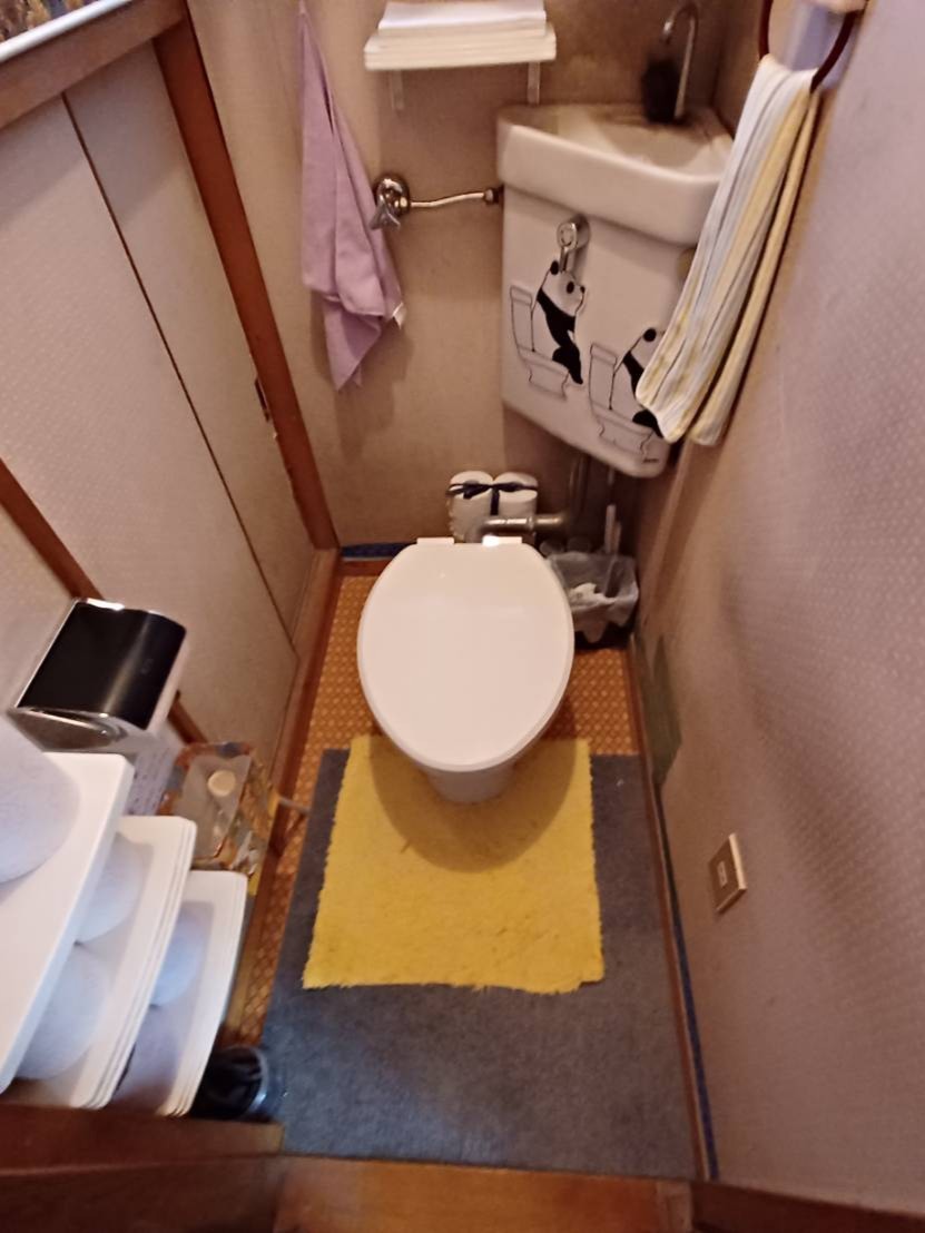 八潮市でのトイレ交換工事の施工前の状態