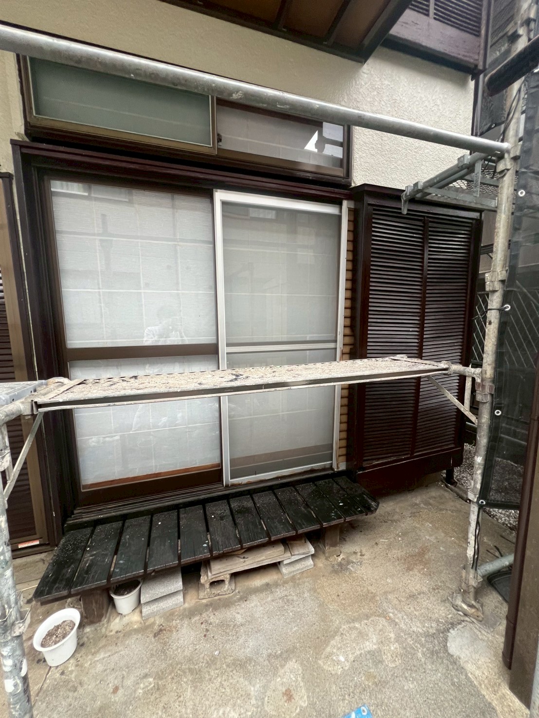 雨戸と濡縁の交換前の状態です