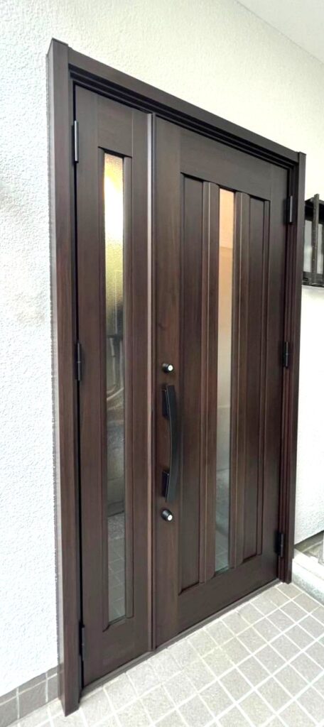 川口市芝にて 玄関ドア交換工事をさせていただきました　LIXIL リシェント C12N型 クリエダーク