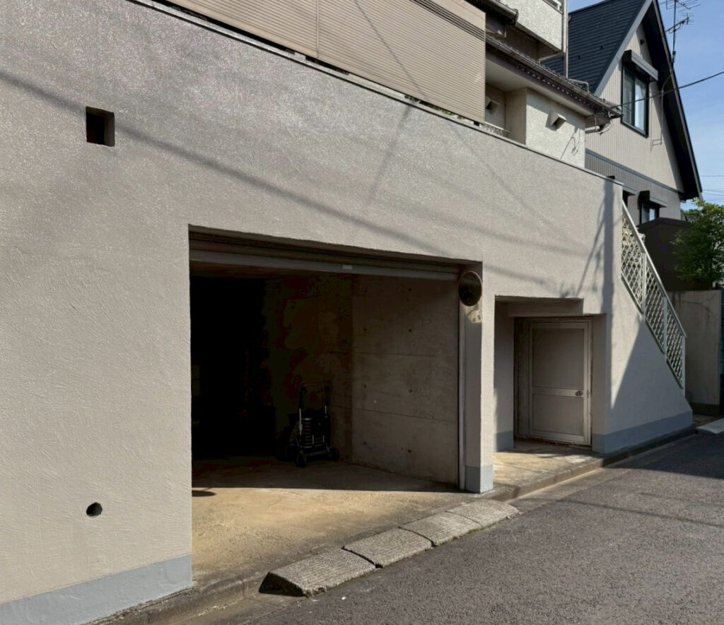 ペンキがきれいに塗り直されたガレージの外壁