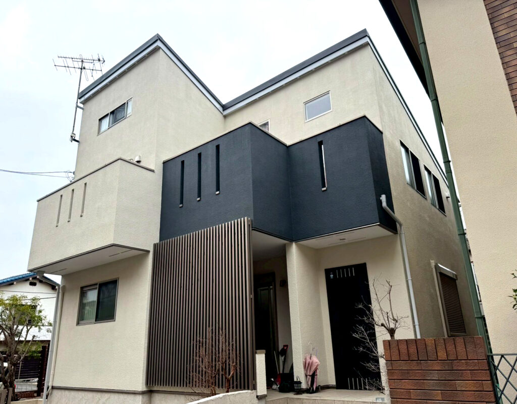 現代的な家の外観、バルコニーがあり、松戸市八ヶ崎での外壁塗装後の美しい仕上がり