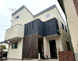 現代的な家の外観、バルコニーがあり、松戸市八ヶ崎での外壁塗装後の美しい仕上がり