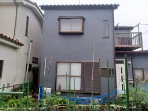 外壁塗装工事の是公後の写真　グレーの外壁
