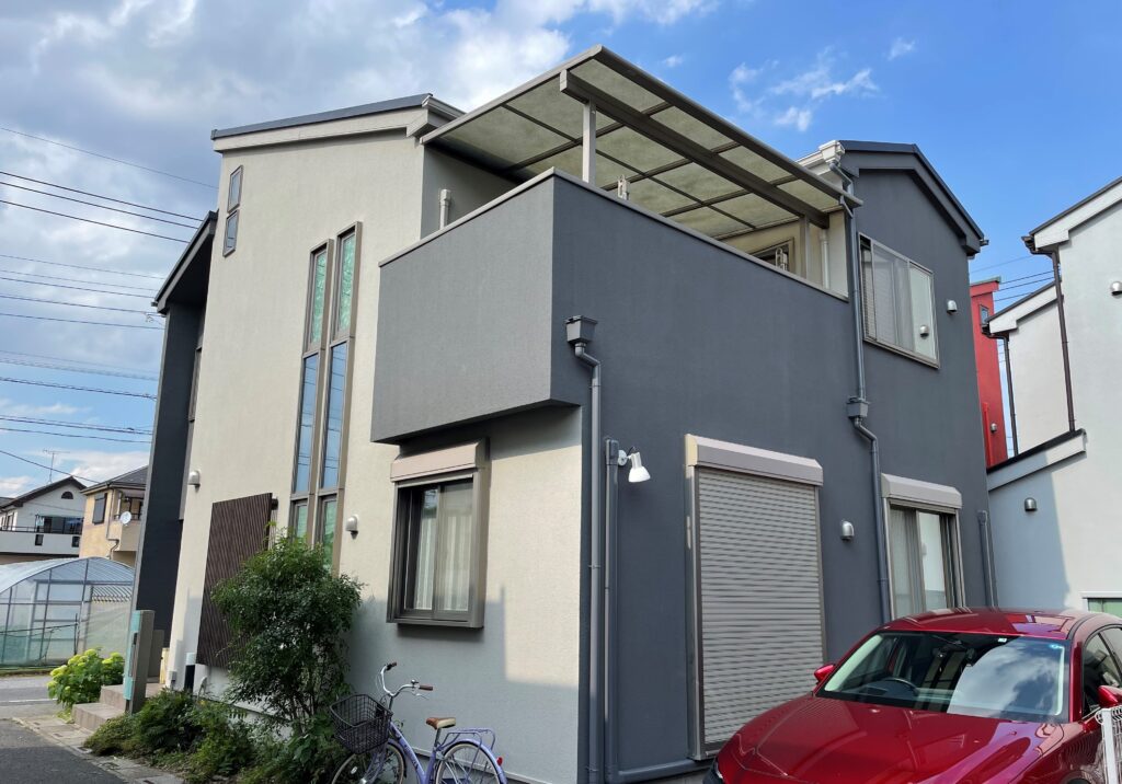 草加市稲荷の塗り替えの配色パターンを変えた外壁を塗り替えた戸建て住宅