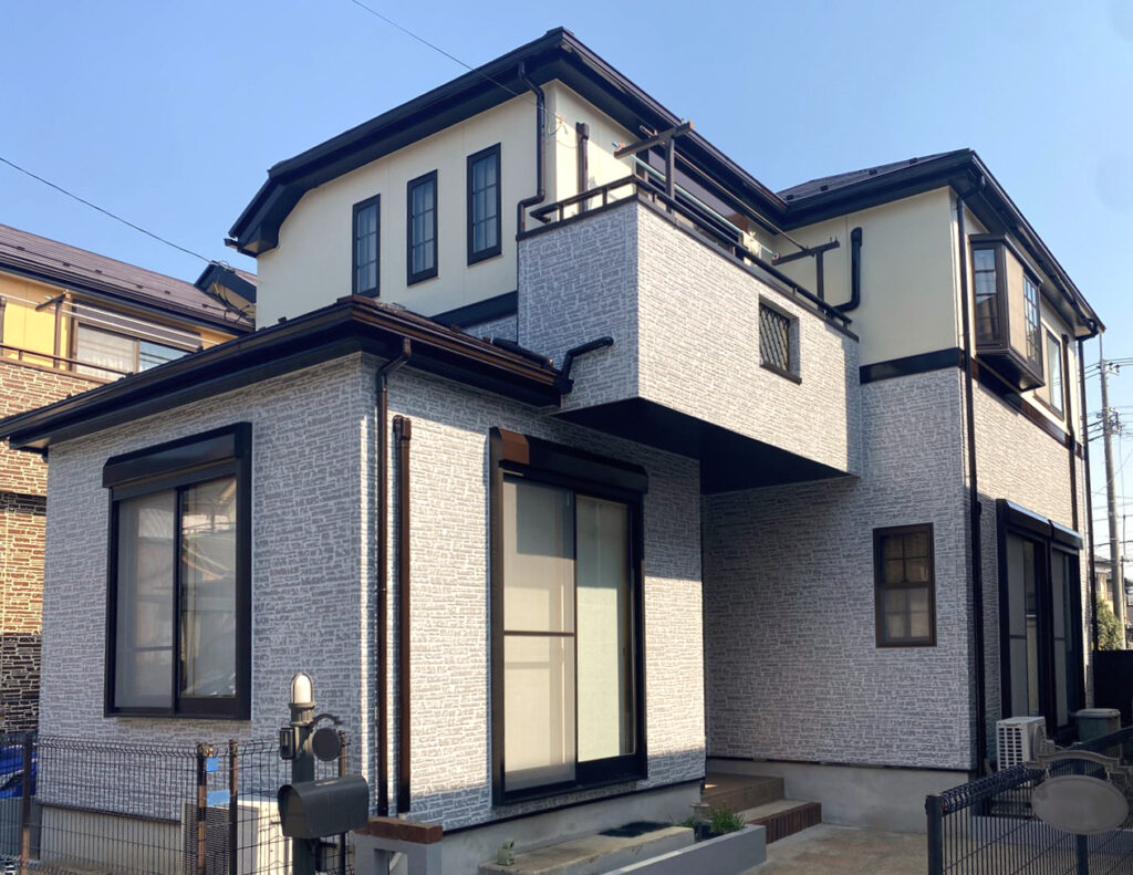 柏市西町のダブルトーン工法で塗装された外壁の戸建て住宅