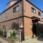 外壁塗装後のきれいな二階建ての家