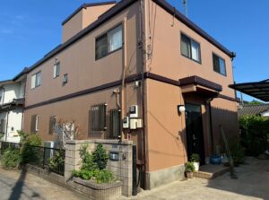外壁塗装後のきれいな二階建ての家