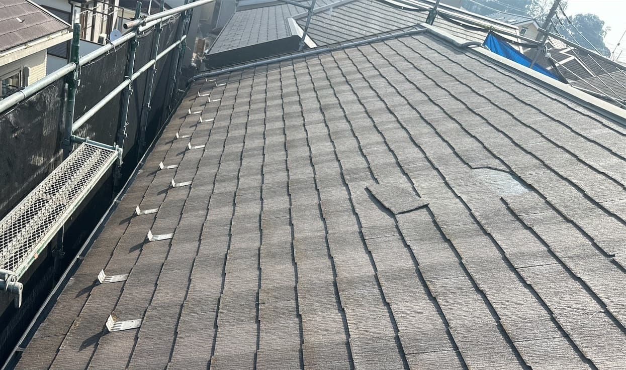 一部割れ落ちている屋根