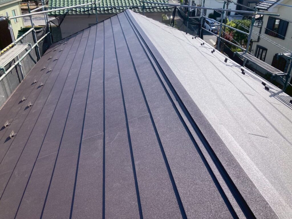 屋根葺き替え工事の施工後の写真　スーパーガルテクト　Sシェイドブラウン　赤みのあるブラウンの屋根