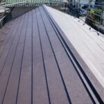 屋根葺き替え工事の施工後の写真　スーパーガルテクト　Sシェイドブラウン　赤みのあるブラウンの屋根
