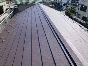 屋根葺き替え工事の施工後の写真　スーパーガルテクト　Sシェイドブラウン　赤みのあるブラウンの屋根