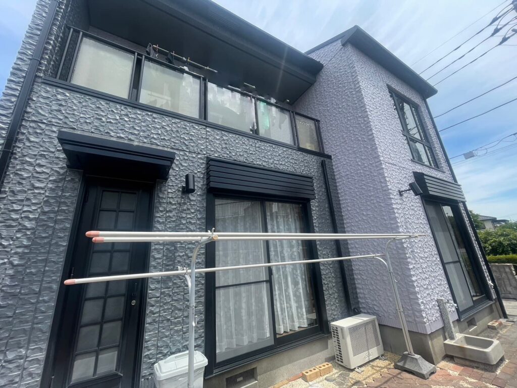 グレー系で外壁塗装した見沼区の2階建て戸建て住宅