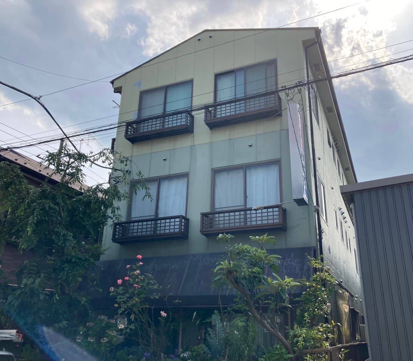 川口市芝中田の元店舗だった3階建ての住宅。大きくて雨染みなどの汚れが目立つ。