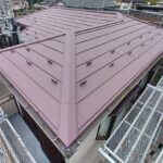 屋根上葺き工事の施工後の写真　ワインレッドの屋根