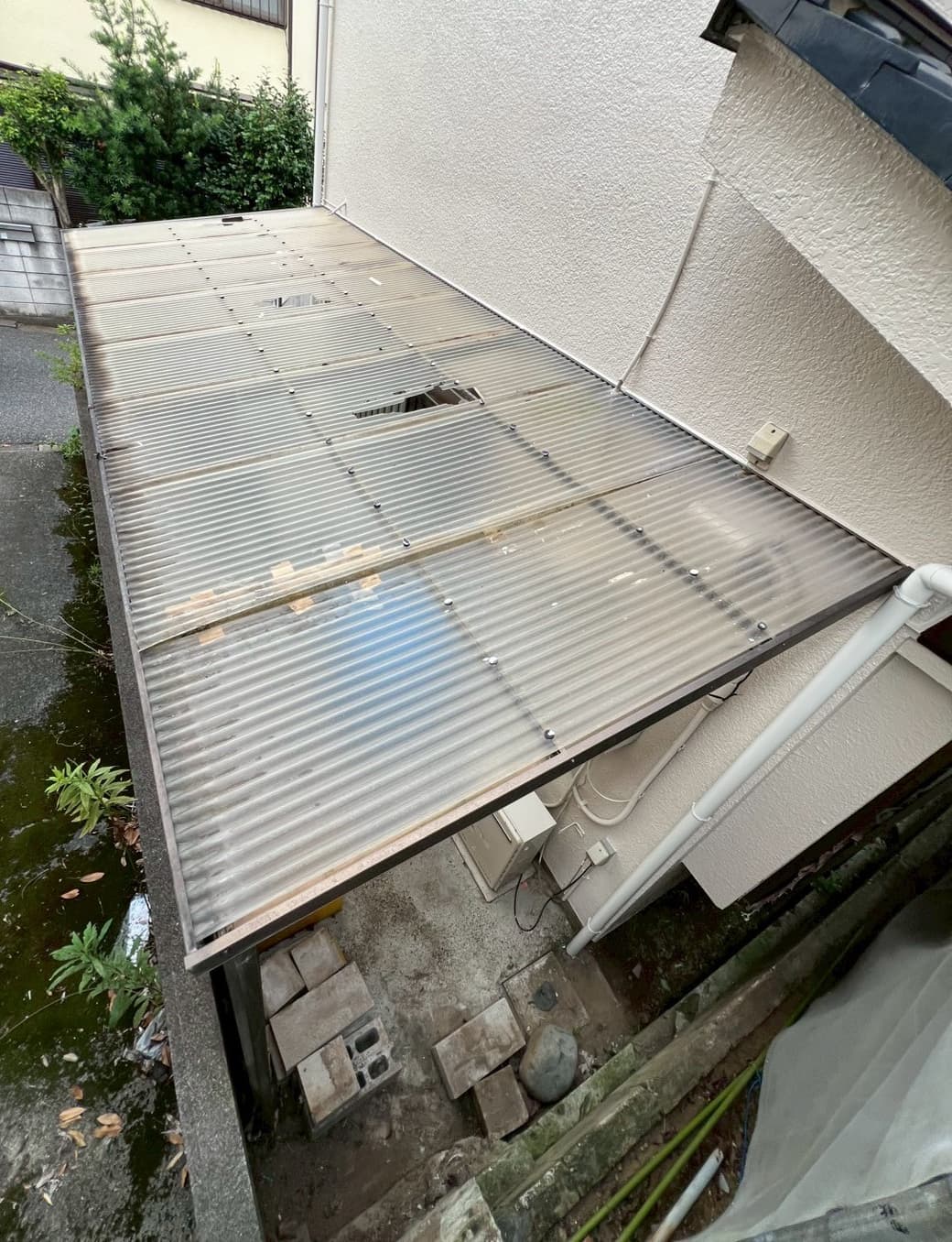 波板が傷んで汚れた状態の屋根の画像