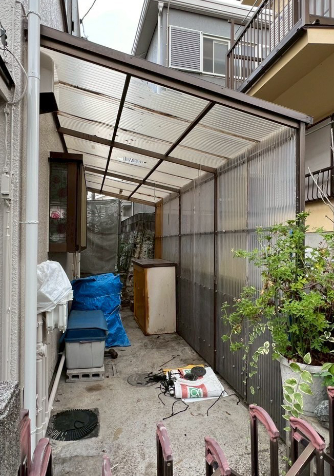 波板交換前の傷みが見受けられる