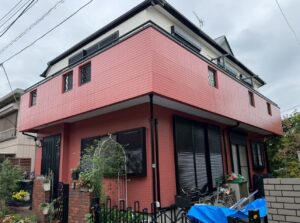 柏市南増尾の家、赤が特徴的な外壁塗装後のきれいな姿です