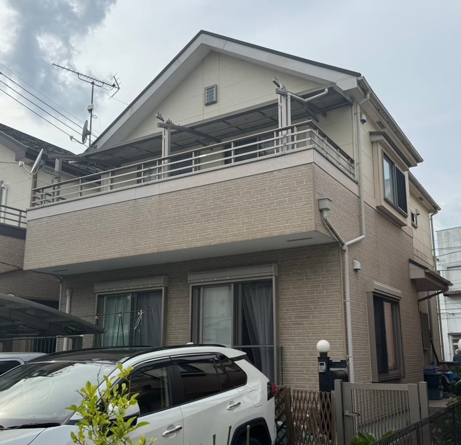 柏市高田の家とその前に駐車された車の外観塗装施工前の様子