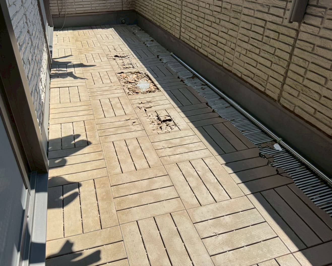 我孫子市根戸にてベランダタイル交換前の状態