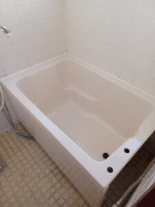浴槽工事の施工後の写真　白い浴槽