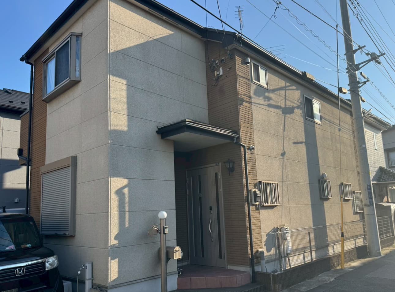 柏市大塚町の家の前に車が駐車されている外壁塗装施工前の様子