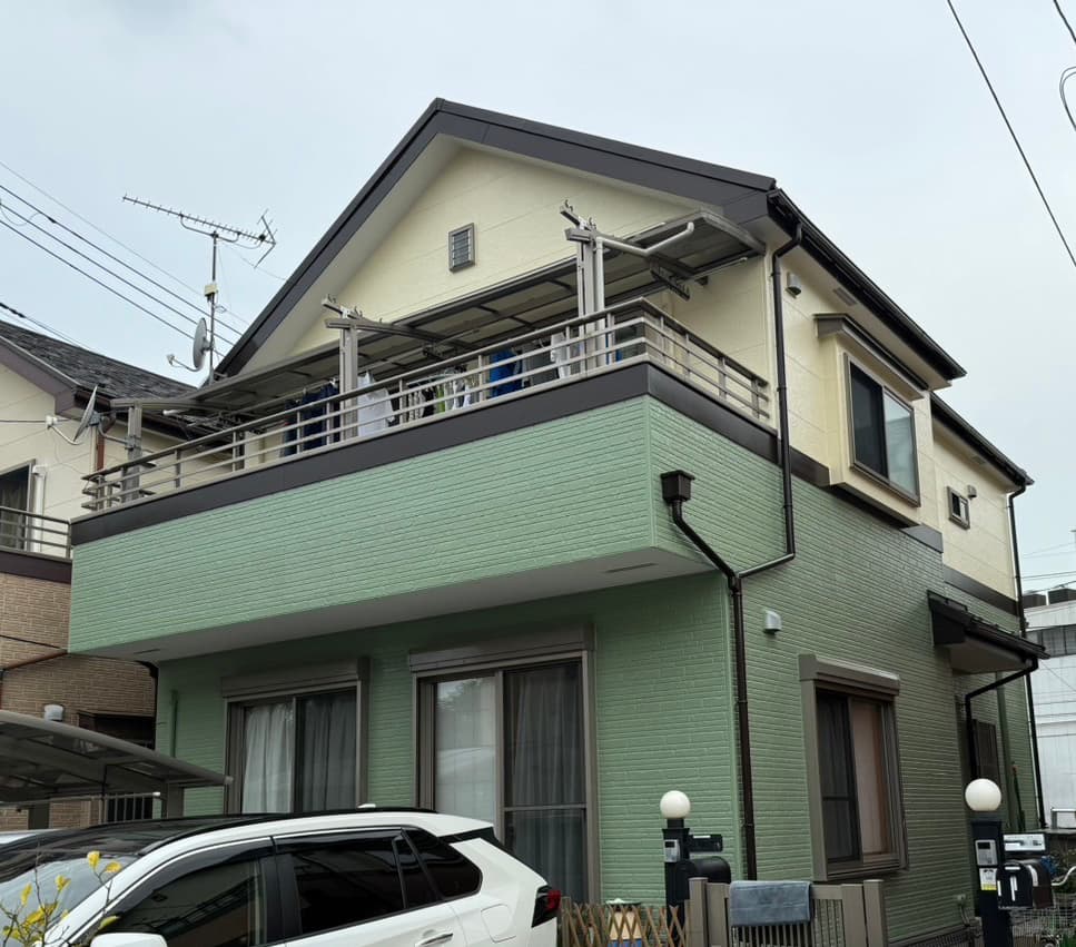 バルコニーのある家、外壁塗装後の美しい仕上がりが見える