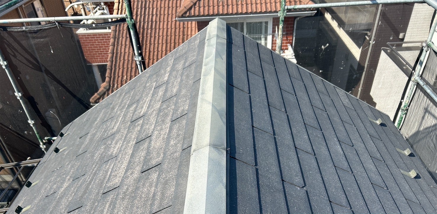 屋根上葺き工事の施工前の写真　屋根が色褪せていて割れている