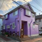 外壁塗装工事の施工前の写真　濃いピンク紫の外壁の家