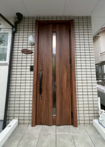 新しい玄関ドアとタイルの床が映る、柏市篠籠田の家の玄関の写真