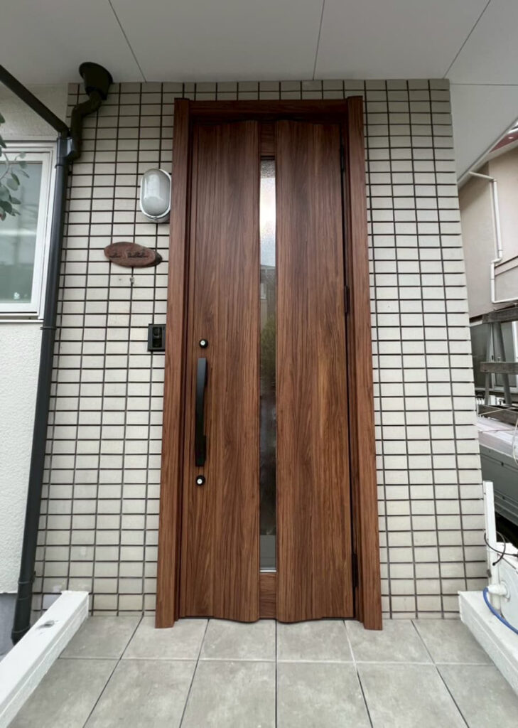 新しい玄関ドアとタイルの床が映る、柏市篠籠田の家の玄関の写真