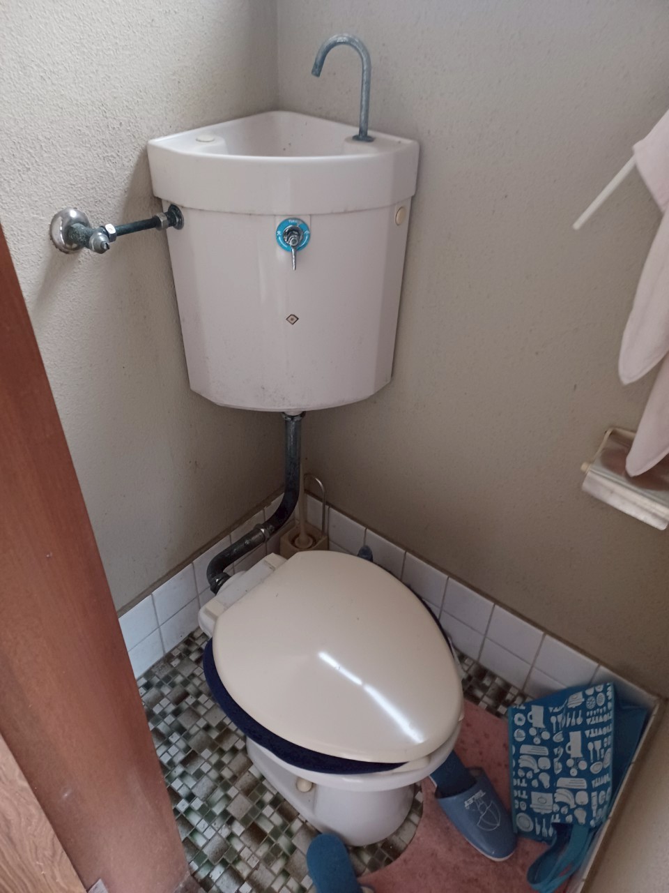 トイレ交換工事の施工前の写真