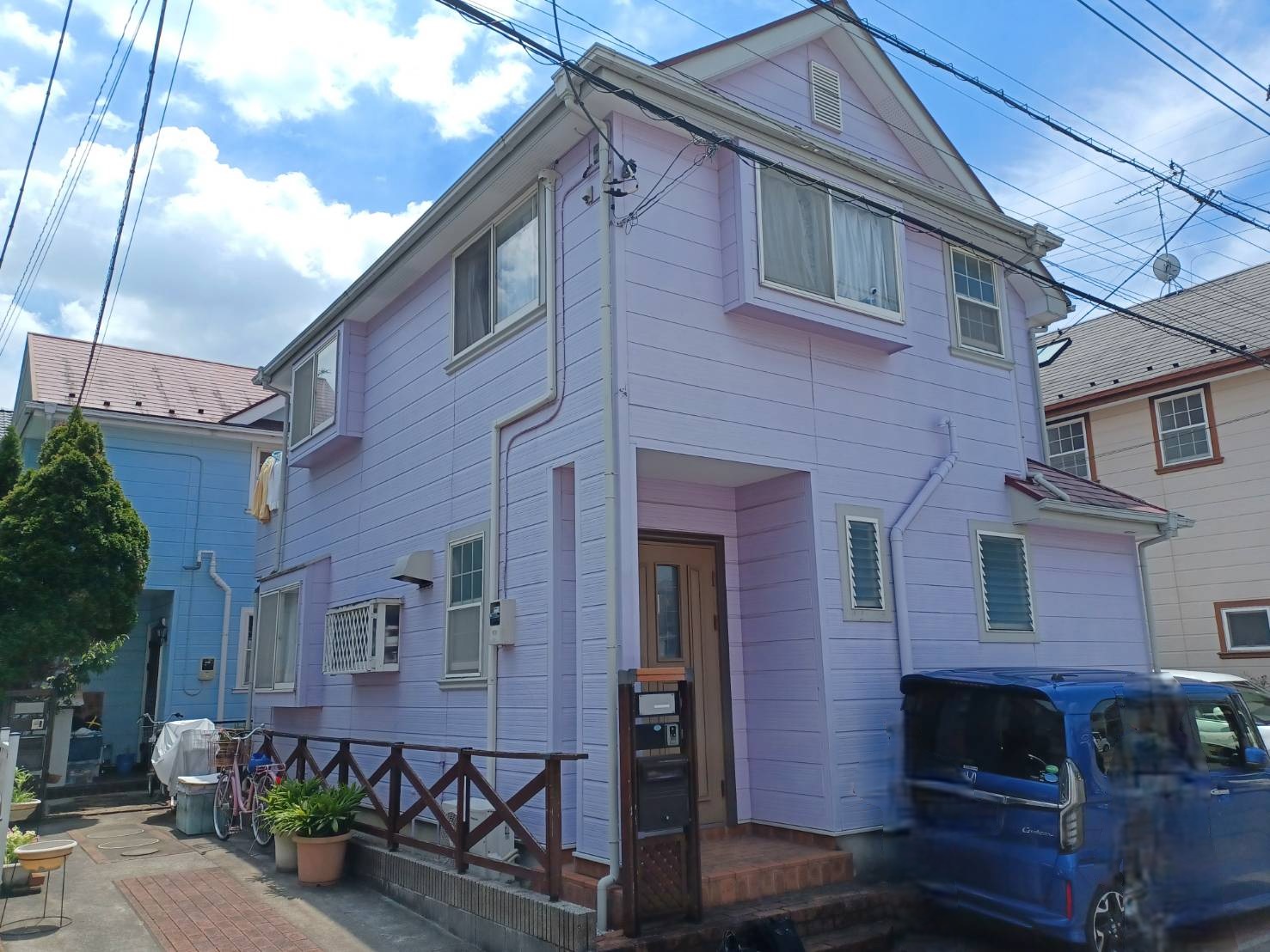 外壁塗装工事の施工前の写真 薄い紫の外壁の家