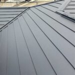 施工後の屋根の写真　艶のあるブルーの屋根