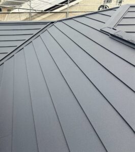 施工後の屋根の写真　艶のあるブルーの屋根