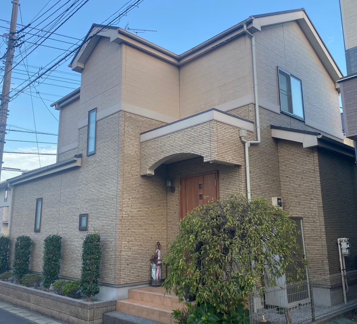 柏市西町の家、茶色のドアがある外壁塗装施工前の様子