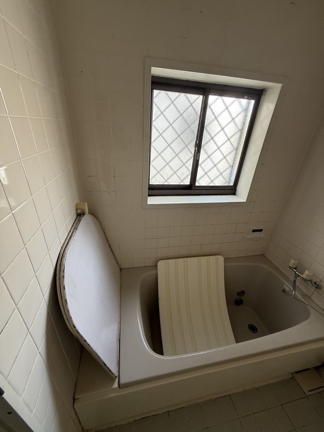 白い浴室の施工前の写真