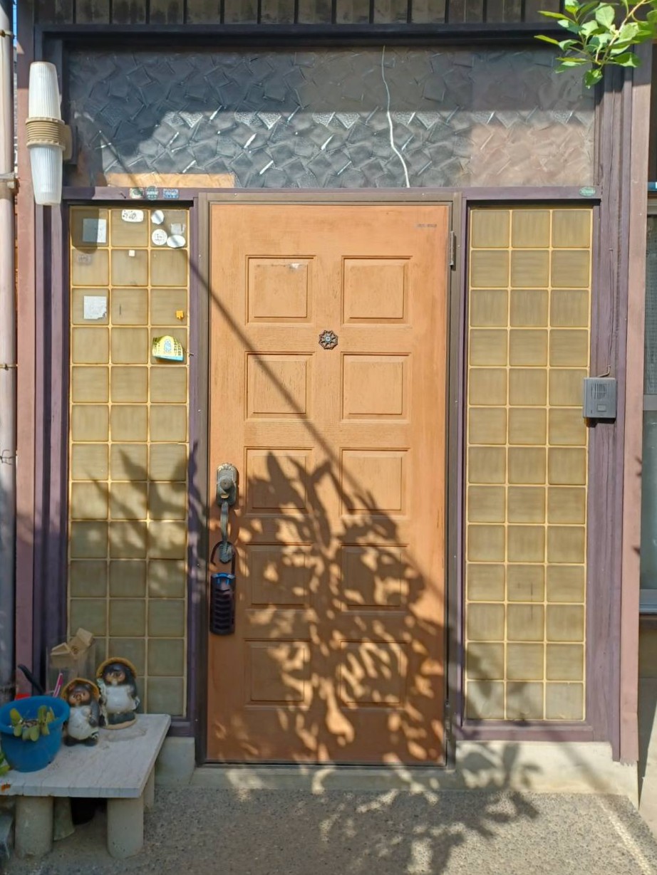 越谷市赤山町玄関ドア交換工事施工前