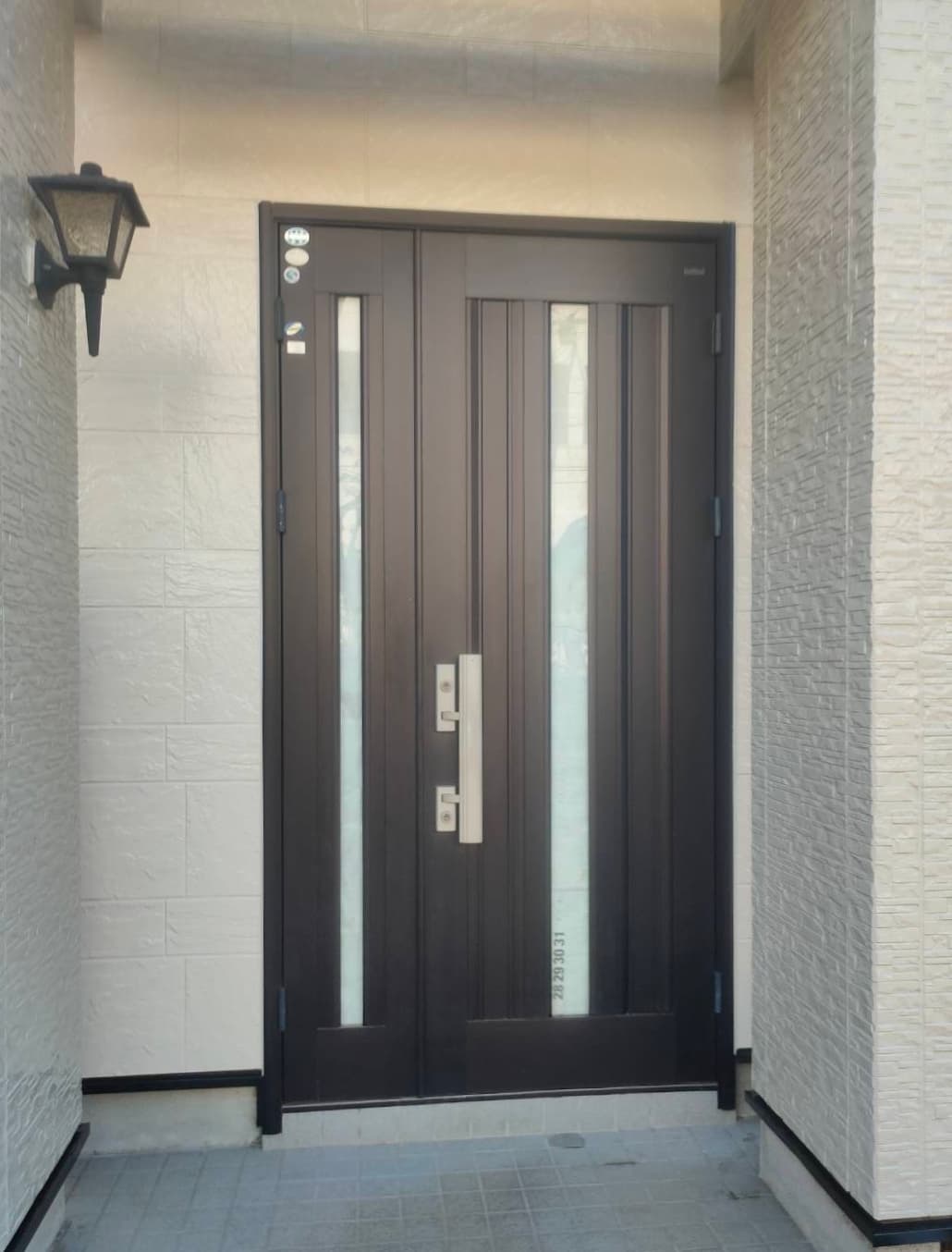 ガラスパネルが特徴な玄関ドア、施工前の様子