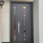 玄関ドア、ガラスパネルが特徴で、施工後のきれいな状態