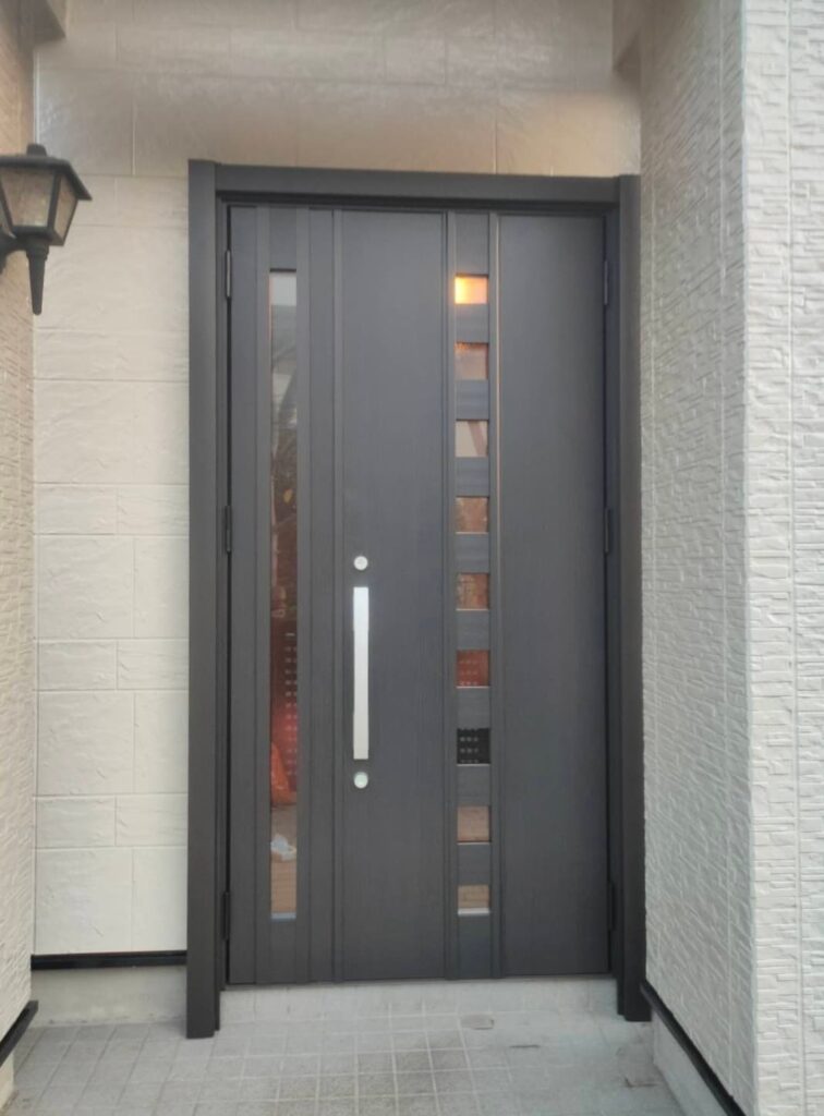 玄関ドア、ガラスパネルが特徴で、施工後のきれいな状態