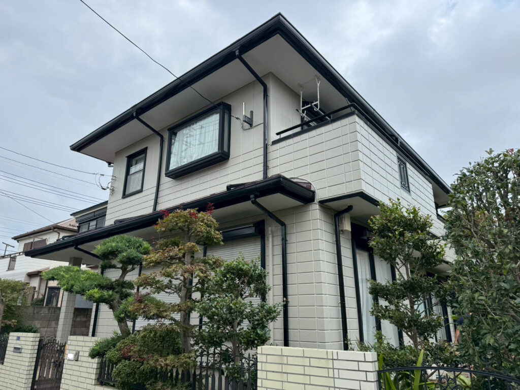 柏市新富町の外壁塗装工事後の美しい仕上がりを示しています