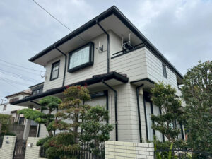 柏市新富町の外壁塗装工事後の美しい仕上がりを示しています