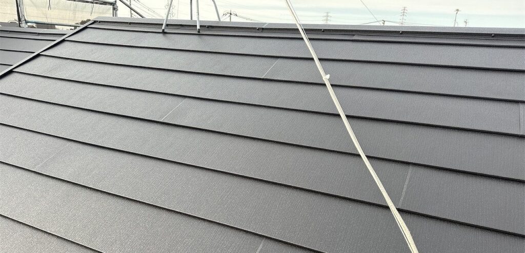 川口市源左衛門新田にて屋根上葺き工事をさせていただきました 屋根建材：アイジー工業　スーパーガルテクト　Sシェイドブラック