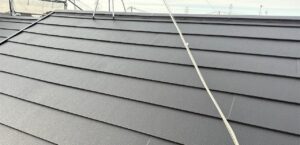 川口市源左衛門新田にて屋根上葺き工事をさせていただきました 屋根建材：アイジー工業　スーパーガルテクト　Sシェイドブラック