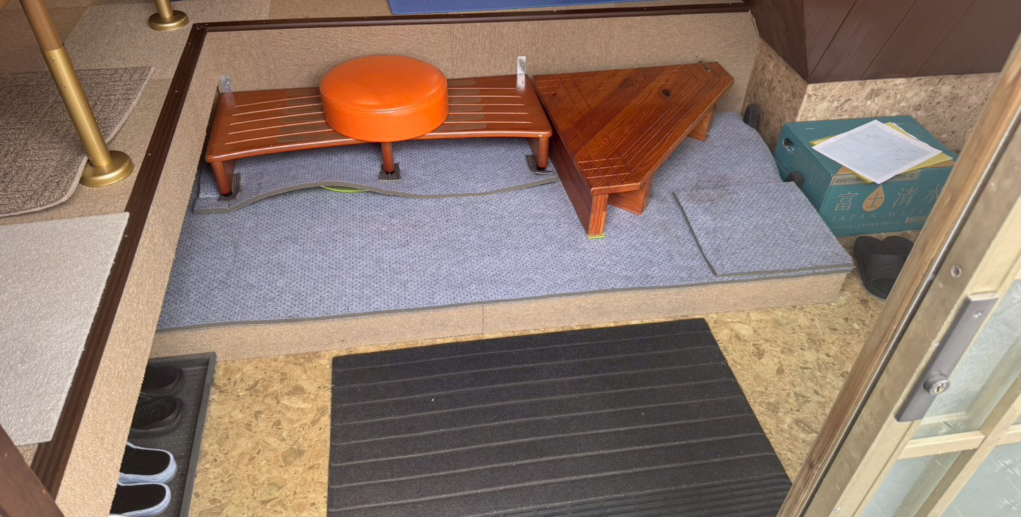 流山市野々下にて、玄関の造作ステップ取付前の様子
