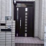 玄関ドア交換工事後の写真　黒い親子ドアにシルバーのドアノブ