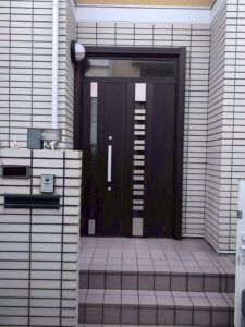 玄関ドア交換工事後の写真　黒い親子ドアにシルバーのドアノブ